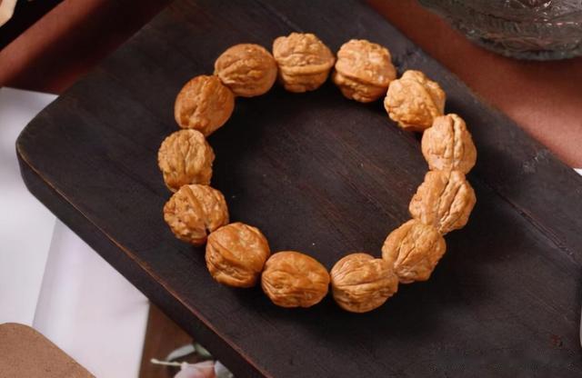 玛瑙|小金蟾手串为何备受青睐，具体盘玩需要注意些什么