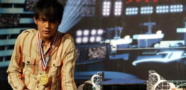 周杰伦 白敬亭、周杰伦头顶稀疏，原来男星早就秃了，观众被骗惨了