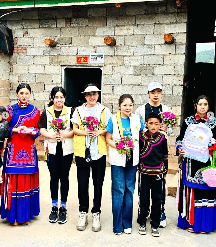 甘比携女儿现身凉山,翻过4000米高原嘴唇发白,首次穿上彝族服饰