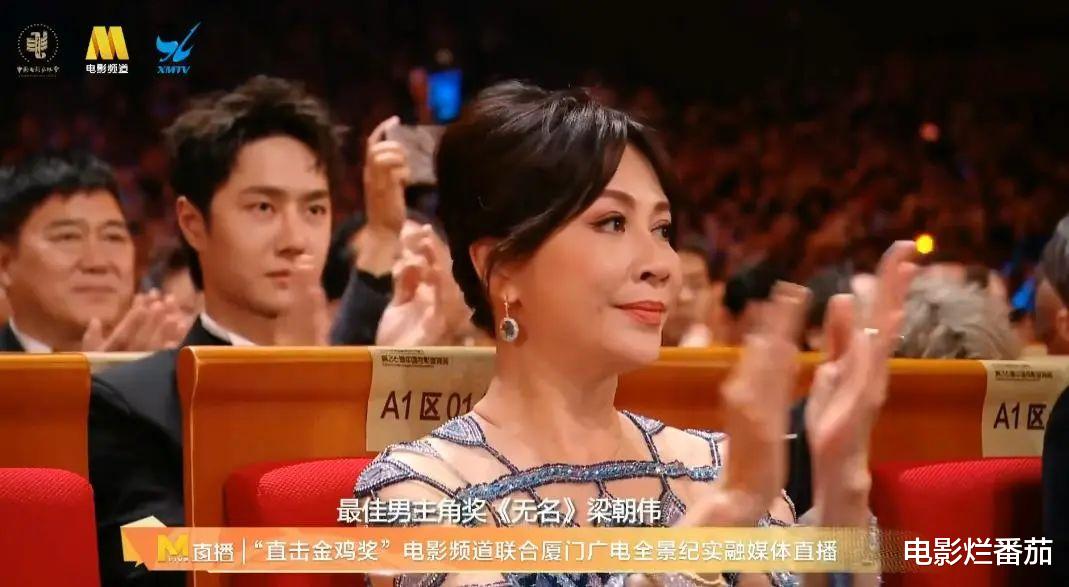 金鸡一刻：周冬雨邓超红眼眶，殷桃闫妮洒泪，李雪健获奖全体起立