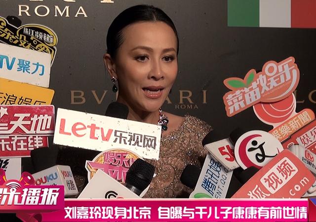 和梁朝伟没娃，58岁刘嘉玲晒和干儿子康康合照感慨“一晃眼一米八”，曾称和他有前世缘分：我们好像失散很久