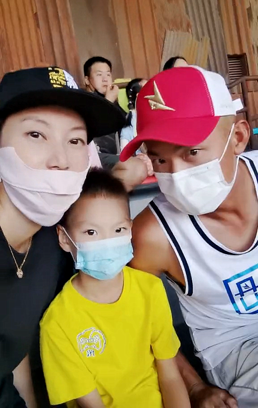 张艺谋|林丹一家三口春节旅游！被谢杏芳搂抱面无表情，与6岁儿子感情好