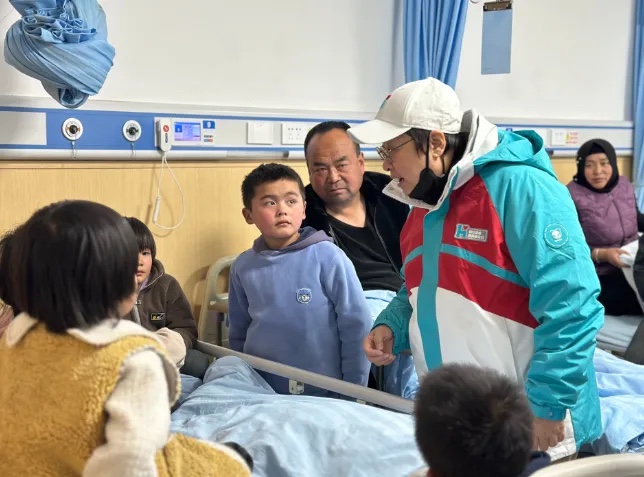 韩红携众明星爱心资金驰援灾区，官方要求撤离，却遭网友冷嘲热讽