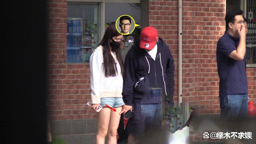 50岁王岳伦新恋情曝光,当街摸女方大腿,女子又高又瘦神似白鹿!