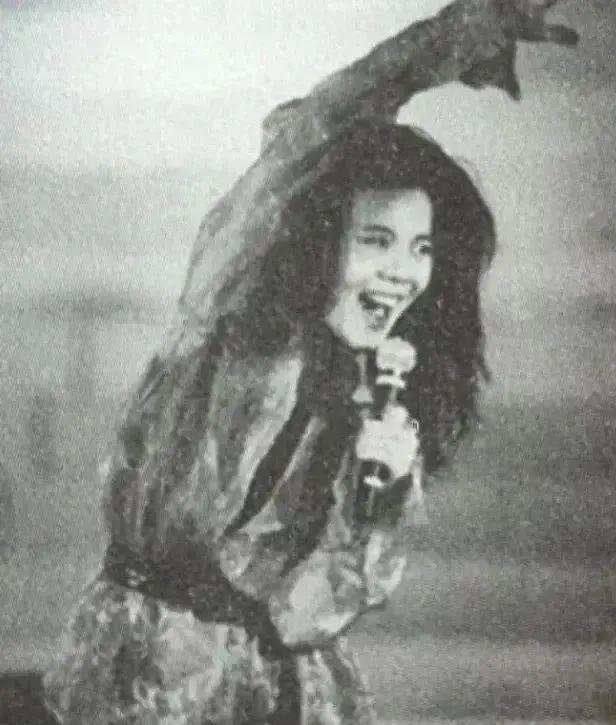 28岁女歌手洗完澡后从23层一跃而下，毁掉她的居然是她打了一个人一巴掌