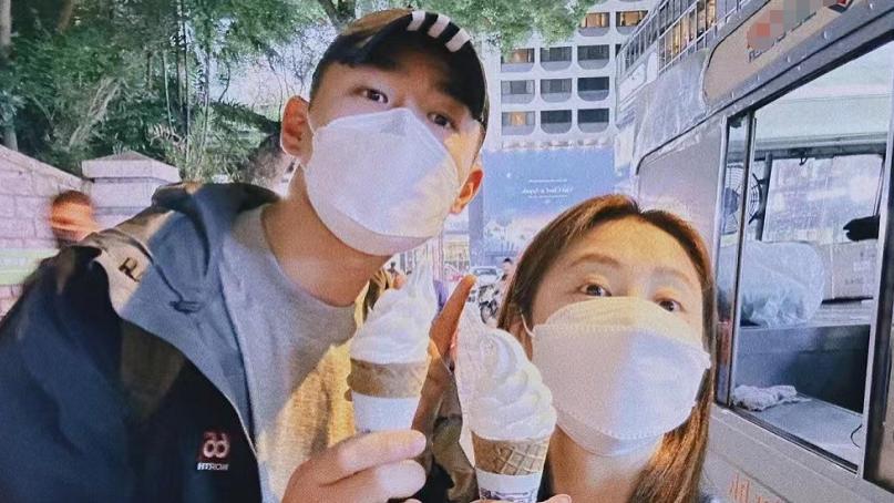 王彦霖|王彦霖携妻赴港旅游！路边摊买雪糕吃接地气，演员妻子产后恢复好