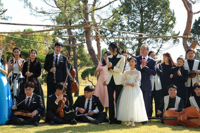 韩国第一夫人去听音乐会！扎马尾辫比心又扮嫩，黑白配又把人美到