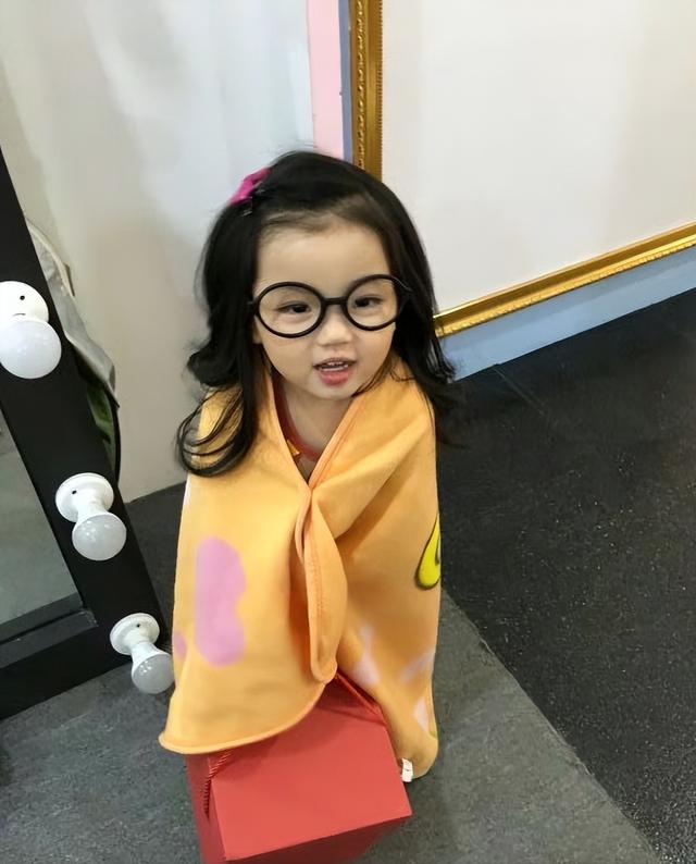 童星阿拉蕾：4岁出道年收入百万，自称要赚钱养弟弟，现状如何？