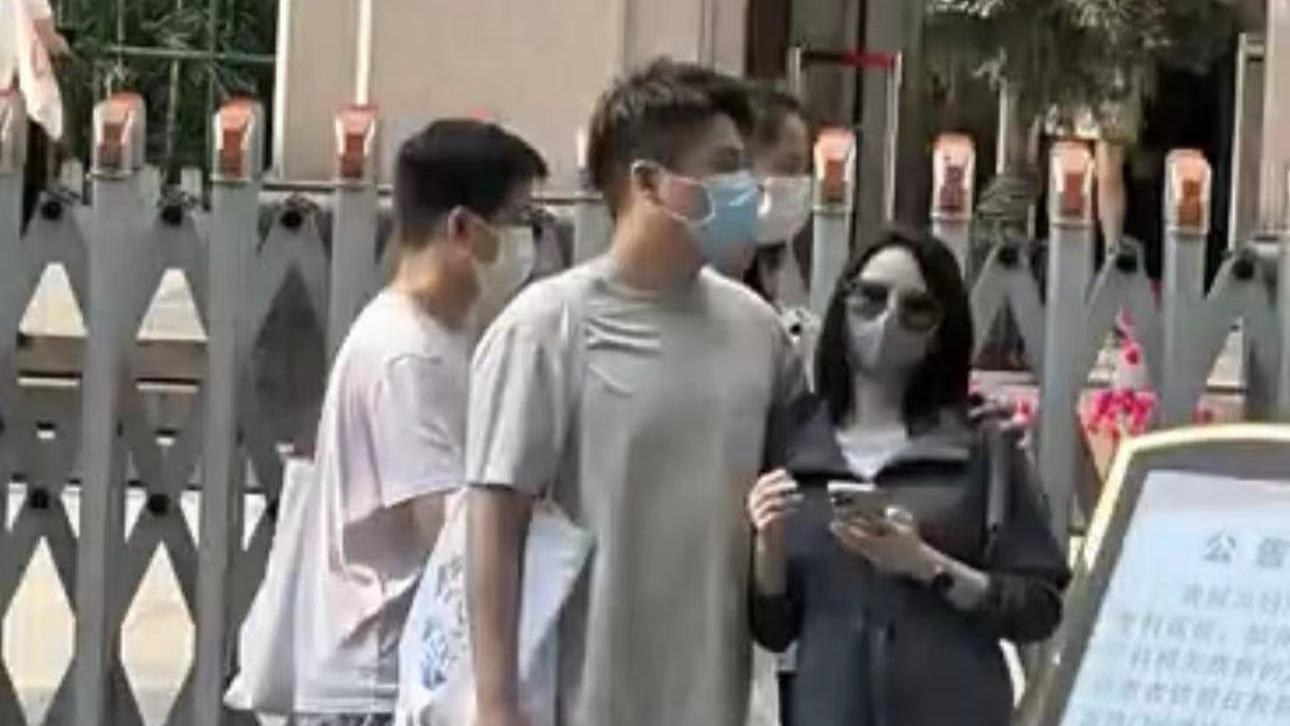 沈涛|主持人沈涛陪爱妻产检，背包扇风体贴入微，妻子肚大如箩四肢纤细