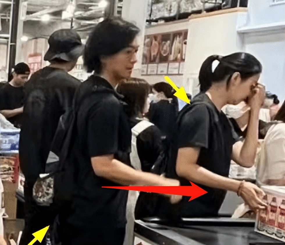 郑伊健夫妇逛日超，蒙嘉慧大肚子疑似怀孕，你们偶遇大哥了吗？