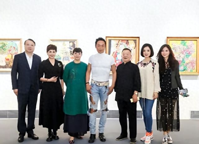 年轻时帅气逼人，老了却像“大姨”，这6位中年油腻的男星好可惜