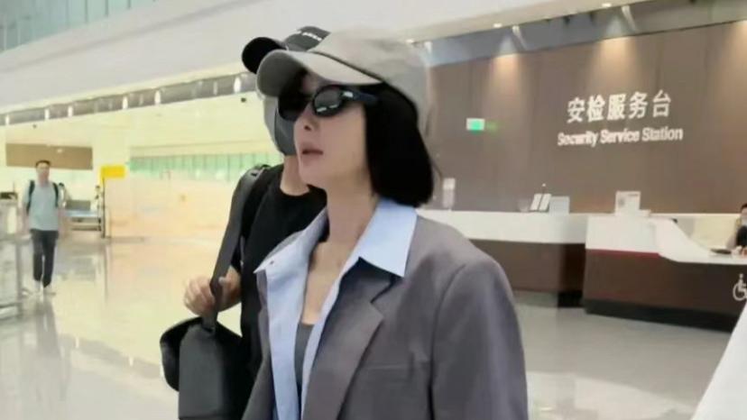 秦岚机场被偶遇，无美颜滤镜模样变化好大，路人生图暴露真实年龄