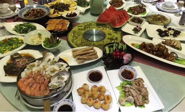 退休|上海某个单位的十名退休领导一起聚餐，桌上摆满了各种美食佳肴