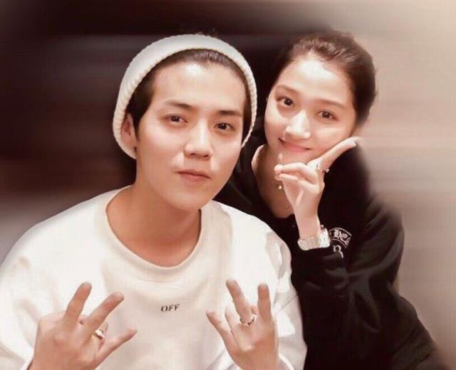 关晓彤|关晓彤时装周造型受争议，脖子不涂粉有色差，曾说坚决不换造型师