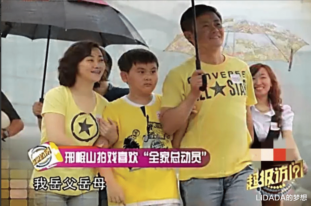 她,出身名门世家,嫁著名演员为妻,恩爱30余年,儿子高大帅气