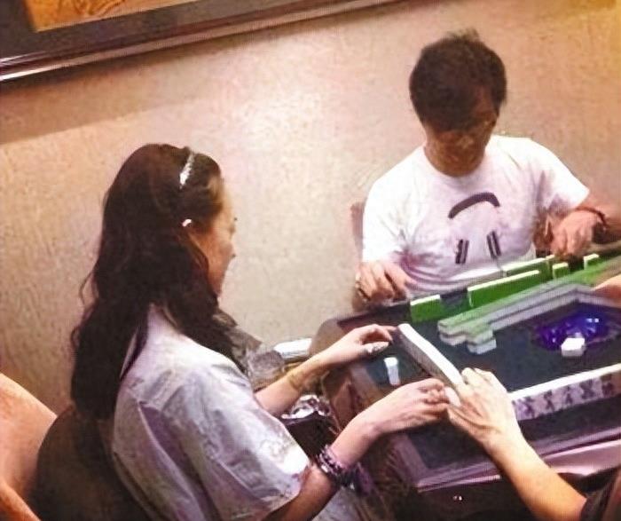 \峰怡离婚\曾8年画面全靠假 ！内幕大曝光，网友热议炸锅