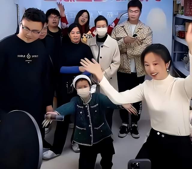 带货|田静直播带货遭流量反噬，许家妮妮人气暴涨，网友给许妈提建议