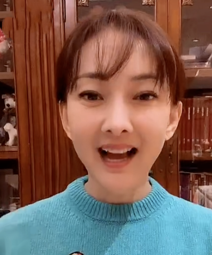 50岁牛莉整容!尖下巴朝天鼻网红脸,镜头凑近也太吓人了!