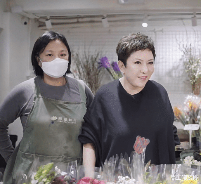 郭碧婷|向太妇女节买花宠儿媳,郭碧婷甜喊妈妈,领口处麦克风却意外抢镜像摆拍