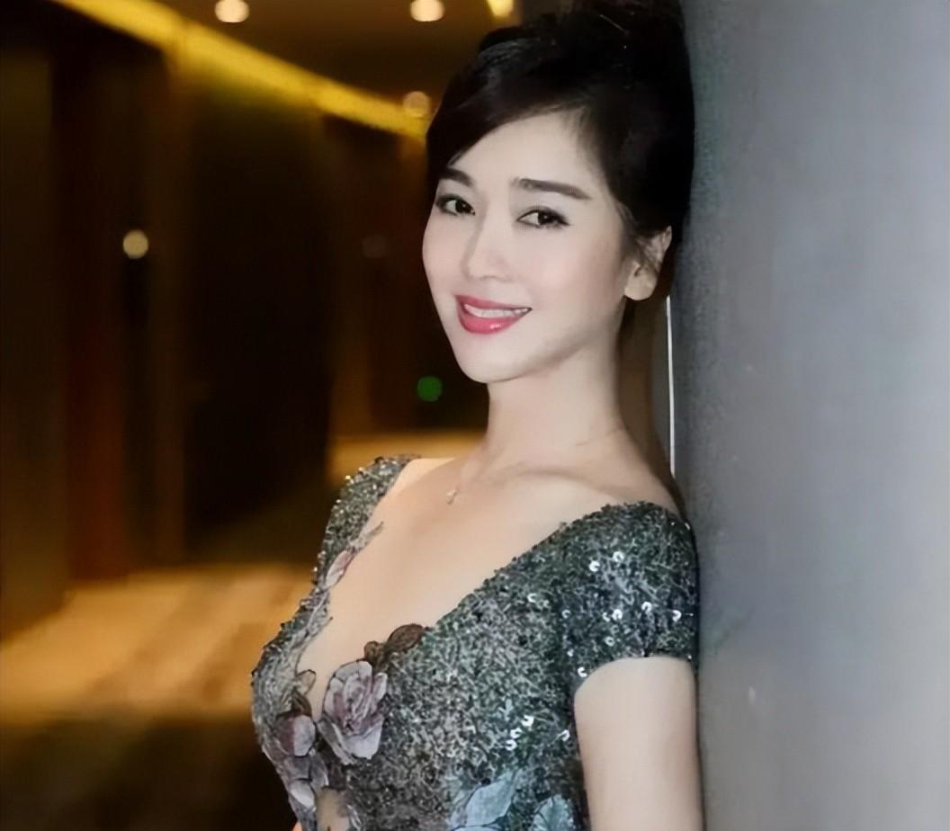 从陈道明到孙红雷,“体操女神”靠潜规则上位,46岁仍然风韵犹存