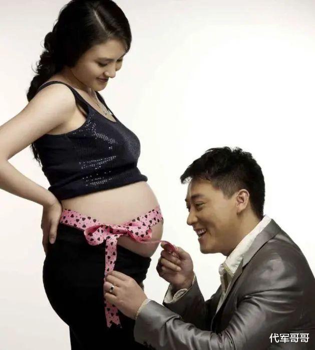 他被称为“谍战剧之王”,娶小16岁美女演员,如今52岁成人生赢家