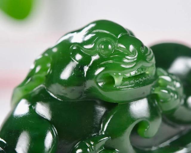 菠菜|“被绿”的和田玉!与翠色截然不同的碧玉籽料巧雕“貔貅”!