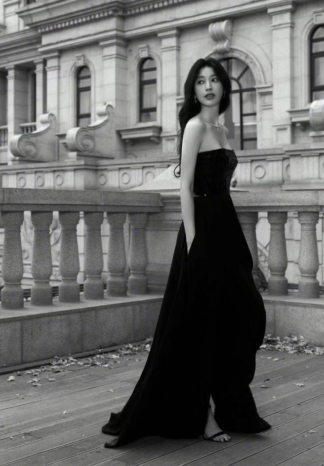 张俪黑漆亮片长裙气质好绝