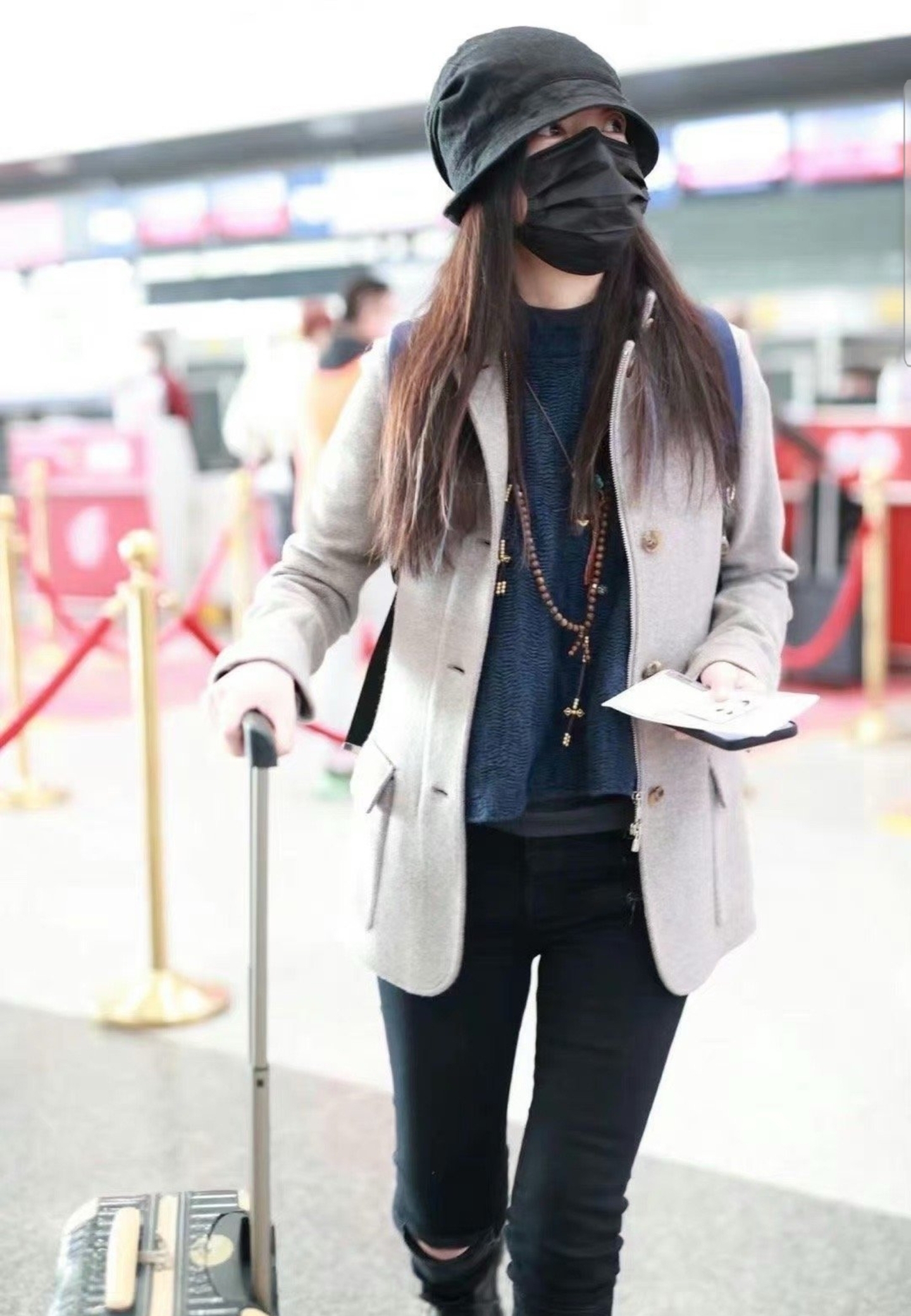 李晓峰|47岁赵薇低调现身北京,包裹严实手拿中国证件,移民传闻不攻自破