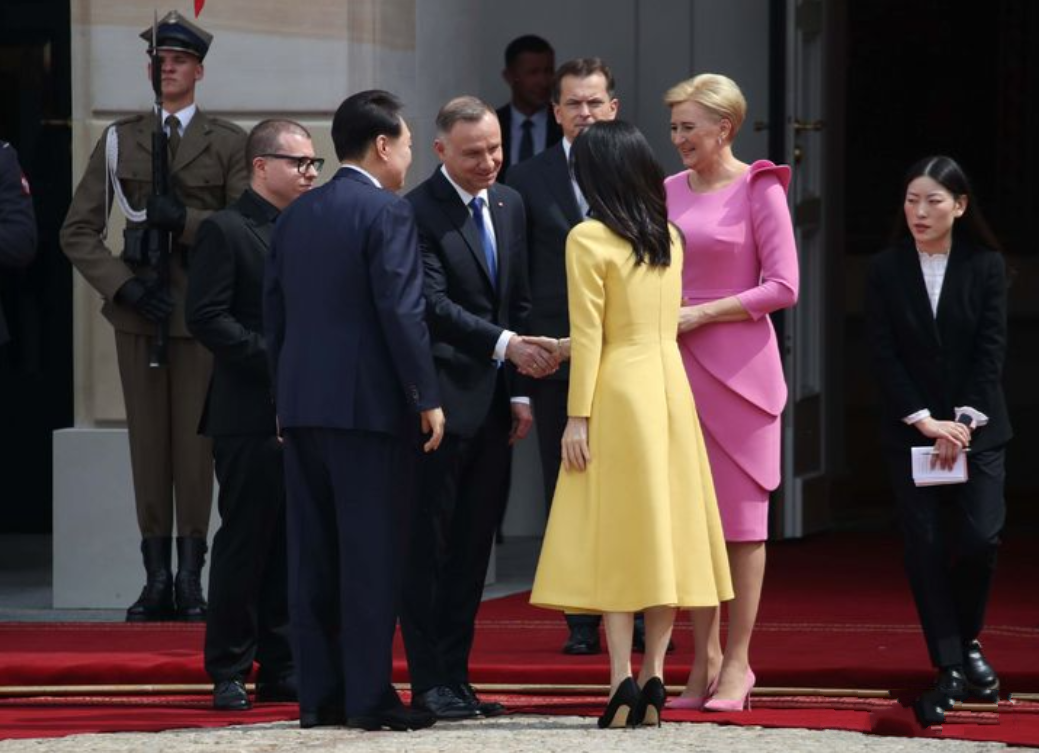 春夏穿搭 波兰夫人接待韩国夫人！穿粉裙踩粉鞋丰腴大气，完胜小一岁金建希