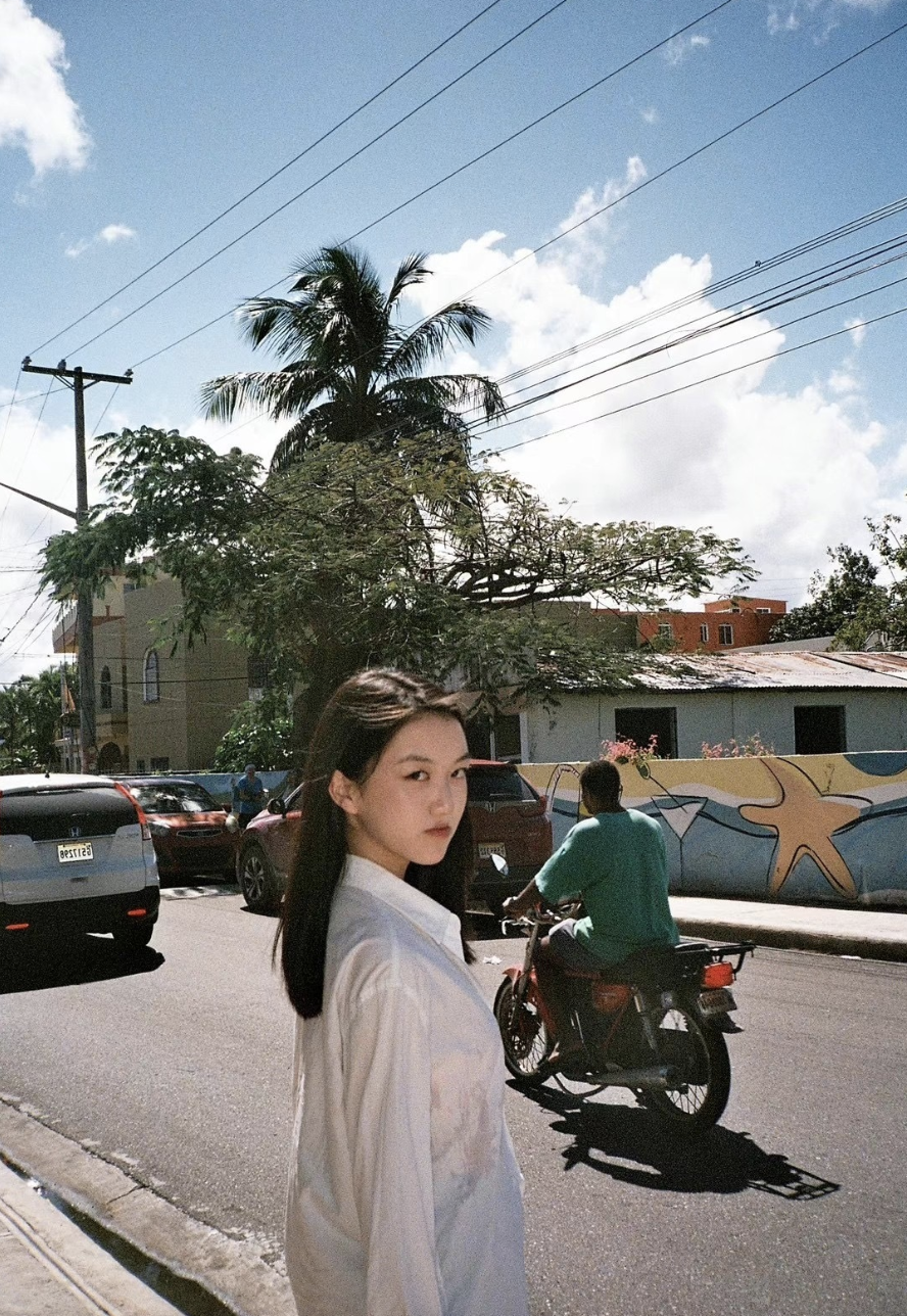 李嫣|王菲小女儿17岁生日,李嫣留学国外近照曝光,看不出唇腭裂好漂亮