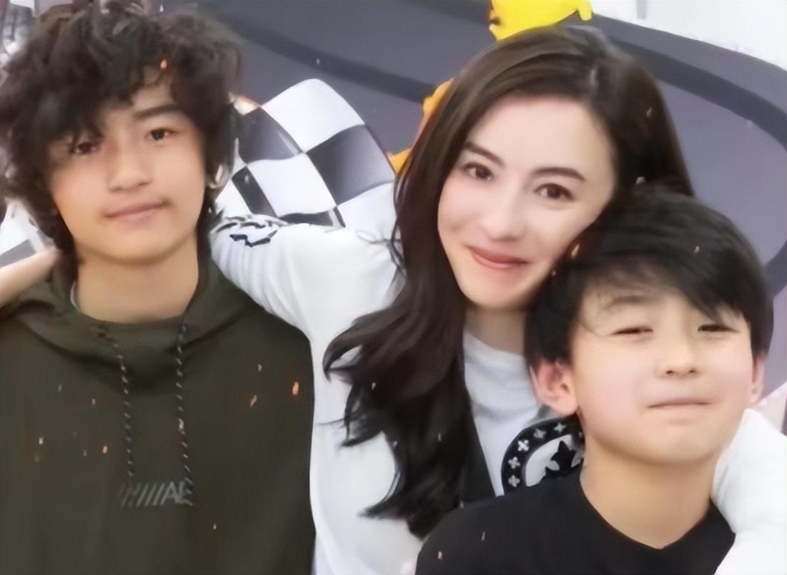 张柏芝包场为小王子庆生，5岁张礼承首露正面照，网友：颜值好高