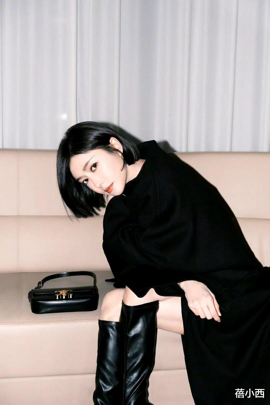 165的秦岚带火了一种新穿法:大衣+短裙+长筒靴,显瘦显高又洋气