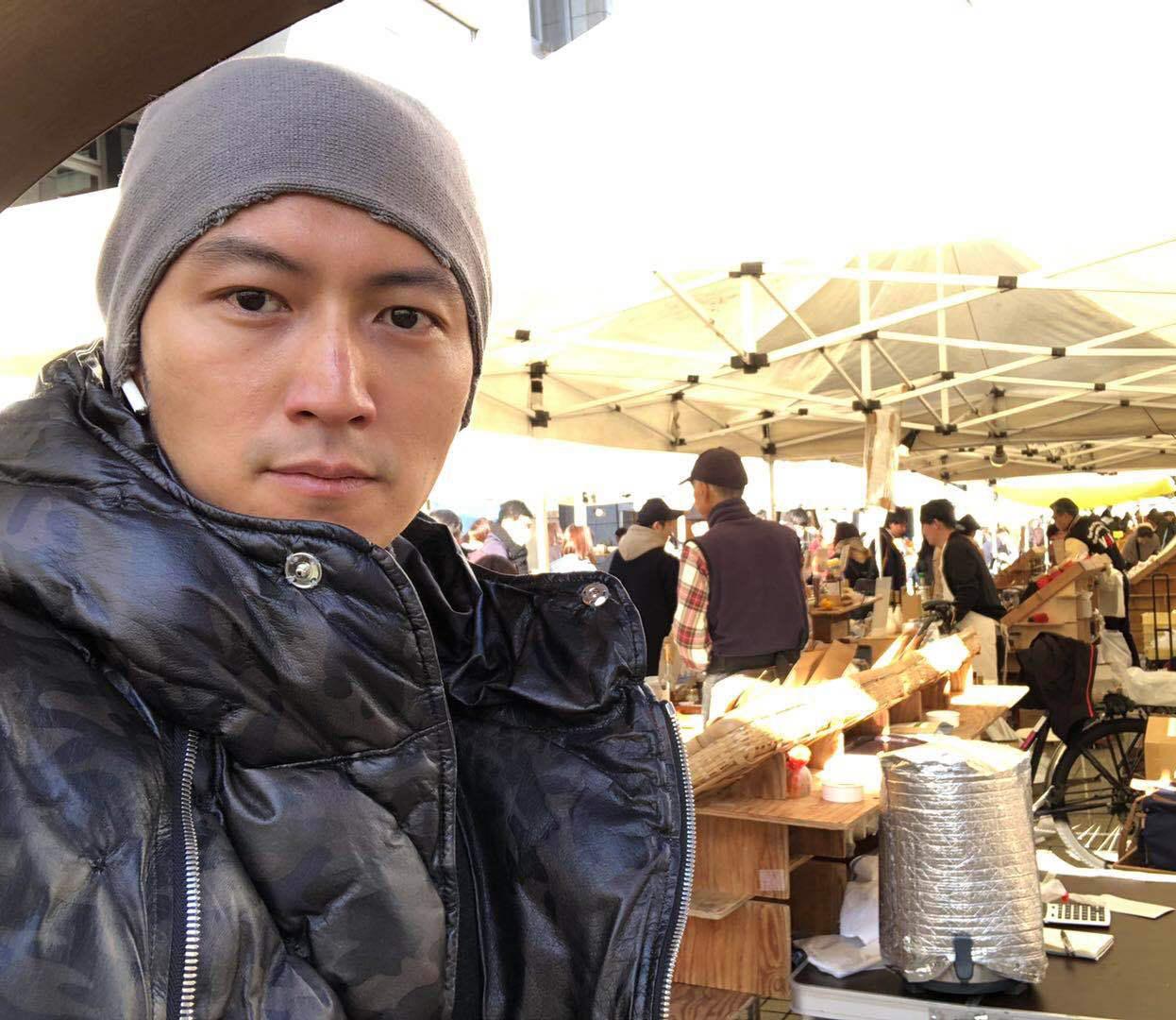 谢霆锋带大儿子出国度假罕见同框,谢霆锋十分严肃,Lucas显乖巧