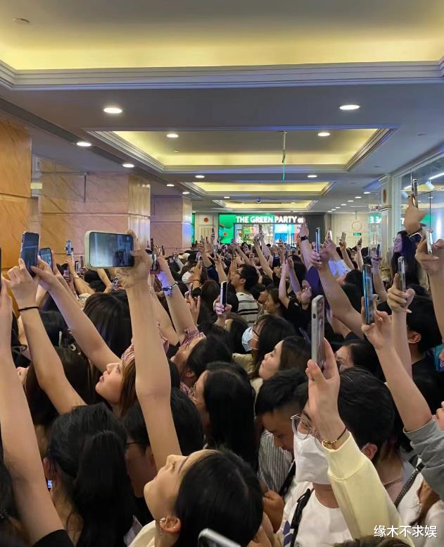 Angelababy线下活动受追捧,生图暴瘦到胸骨凸起,腿部伤痕令人心疼