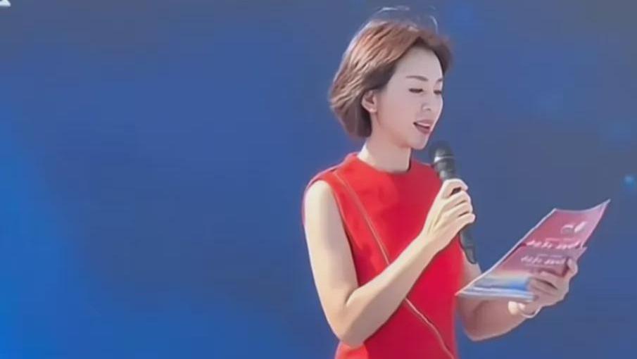 45岁欧阳夏丹山东近况曝光：中国红裙子太美了，多个网友疯狂作诗表白