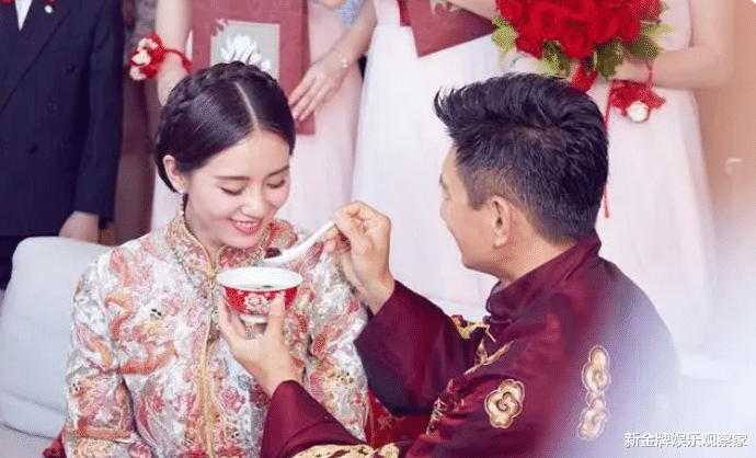 刘诗诗吴奇隆带娃外出力破传闻,一个抱娃一个提东西,夫唱妇随?