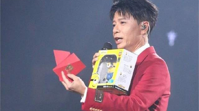 |李克勤演唱会燃爆红馆，成龙等众星送花篮助唱，现场收红包引争议