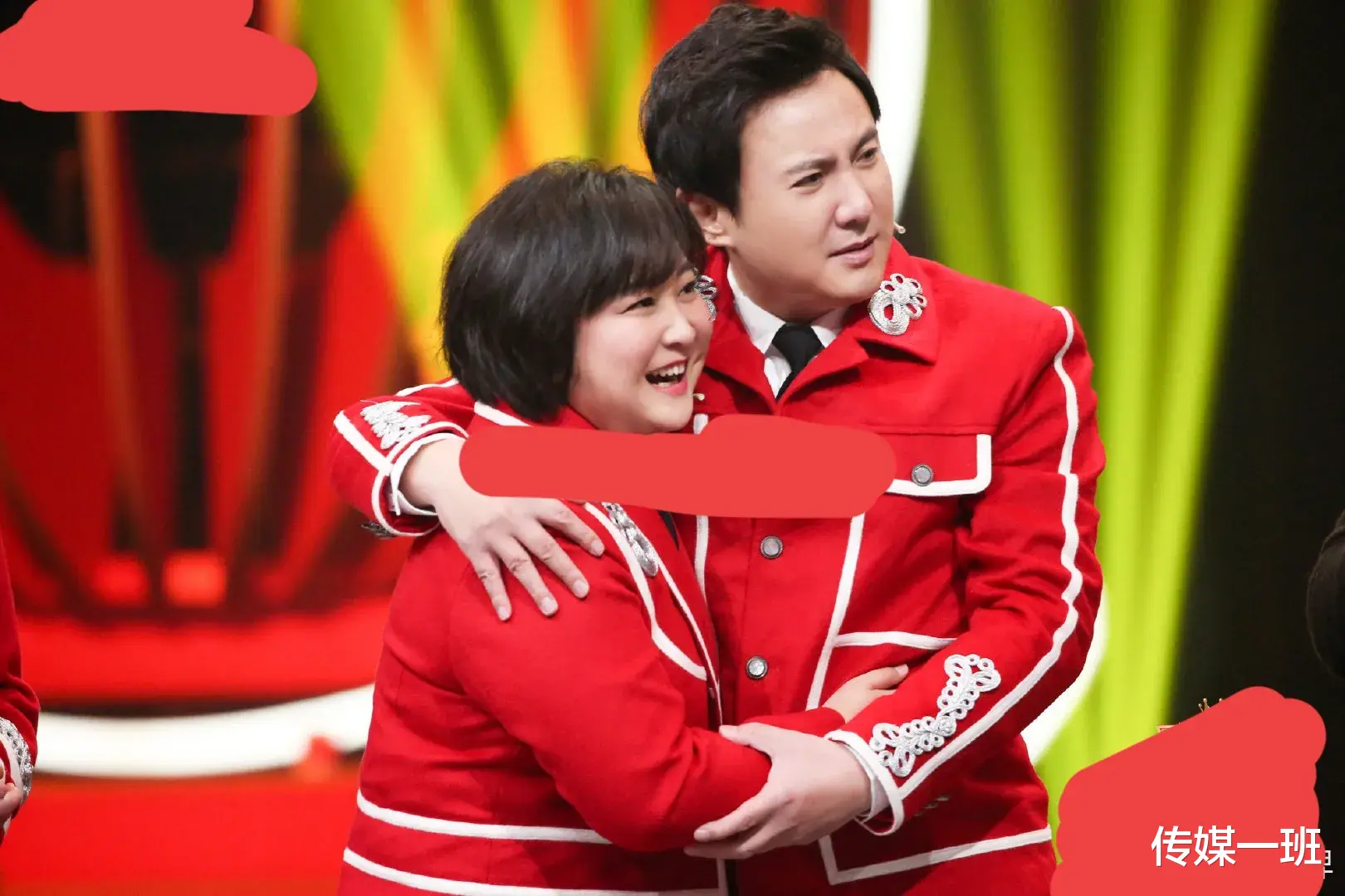 看到瘦的贾玲了，她在海边穿白色露背长裙梨窝浅笑，画面太梦幻了