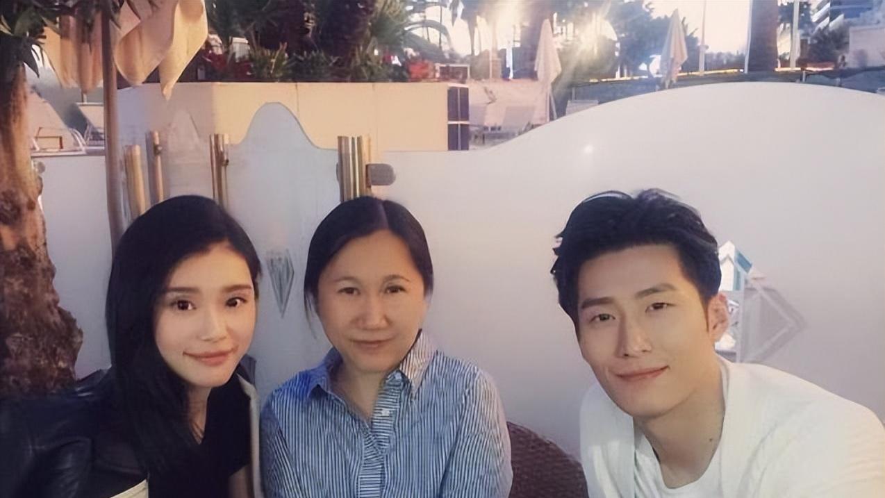 何超莲|赌王四房吃相有多难看？婚礼当天蹭何超莲热度，姑嫂两合体出面添堵