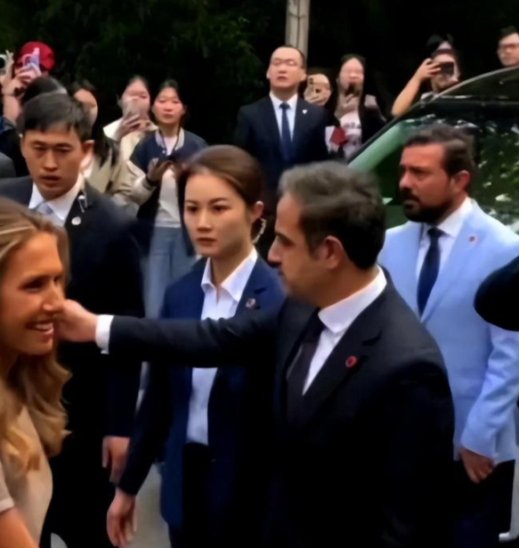 中南海女保镖走红！眼神犀利又美又飒撞脸赵丽颖，真实身份被扒