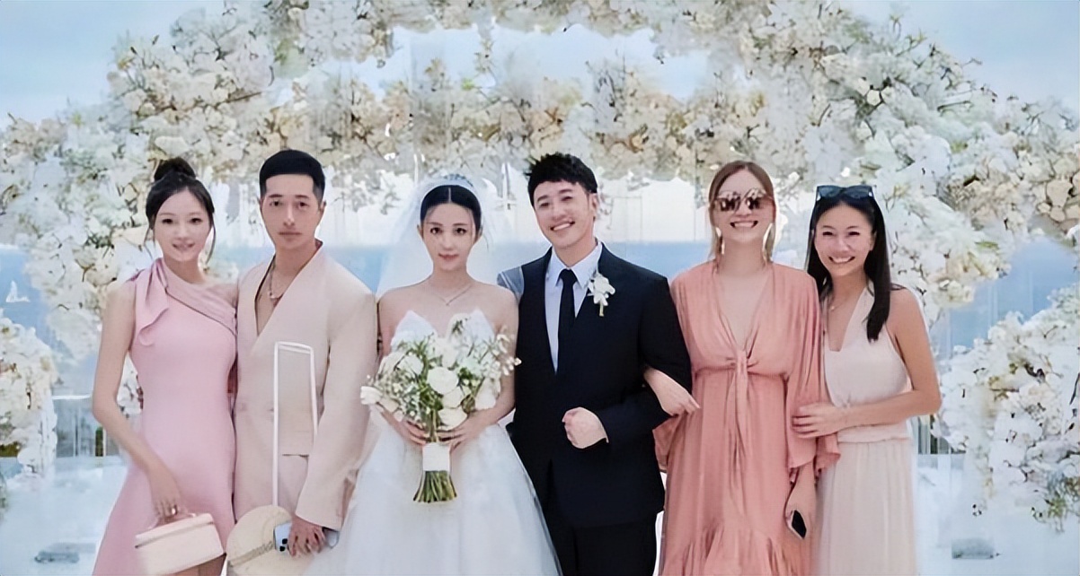 潘玮柏大婚，岳母年轻漂亮贵气穿金旗袍戴金镯子，亲妈朴素大方