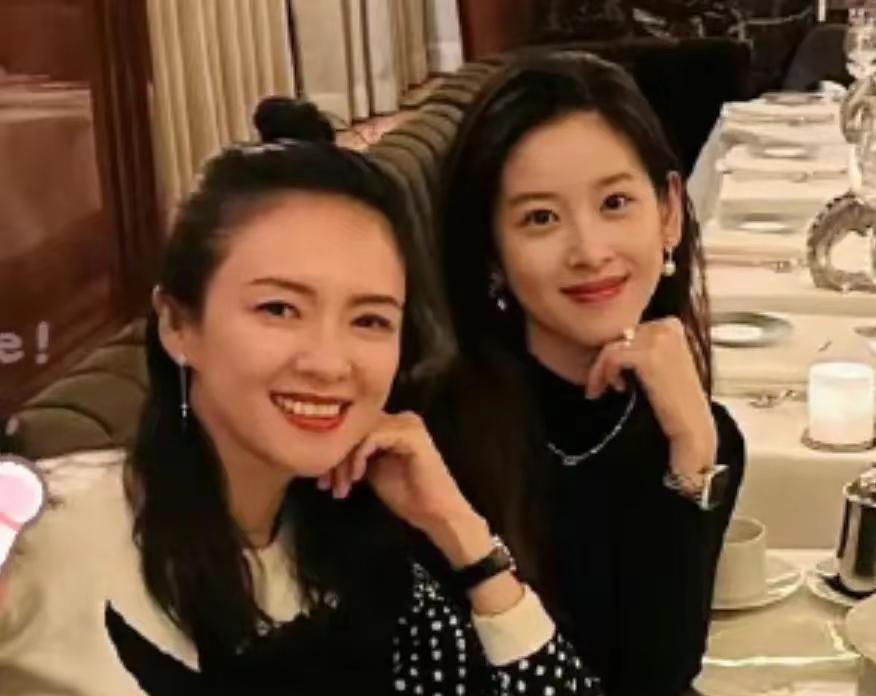 章泽天|章泽天二胎后首露面，穿衣打扮贵气十足，与章子怡合影显亲密