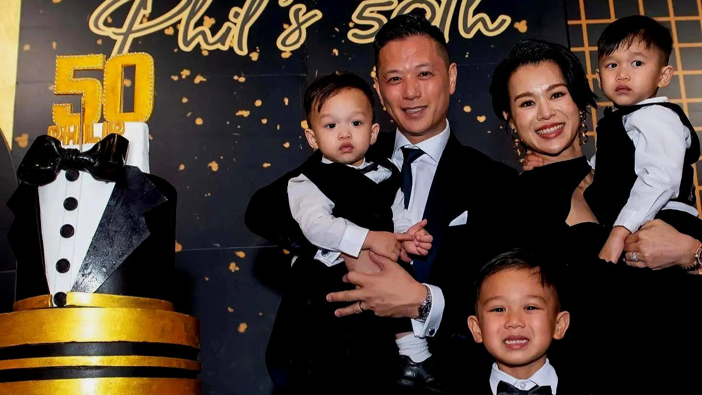 李乘德与胡杏儿公开海边接吻照，年过五十白发尽显恩爱