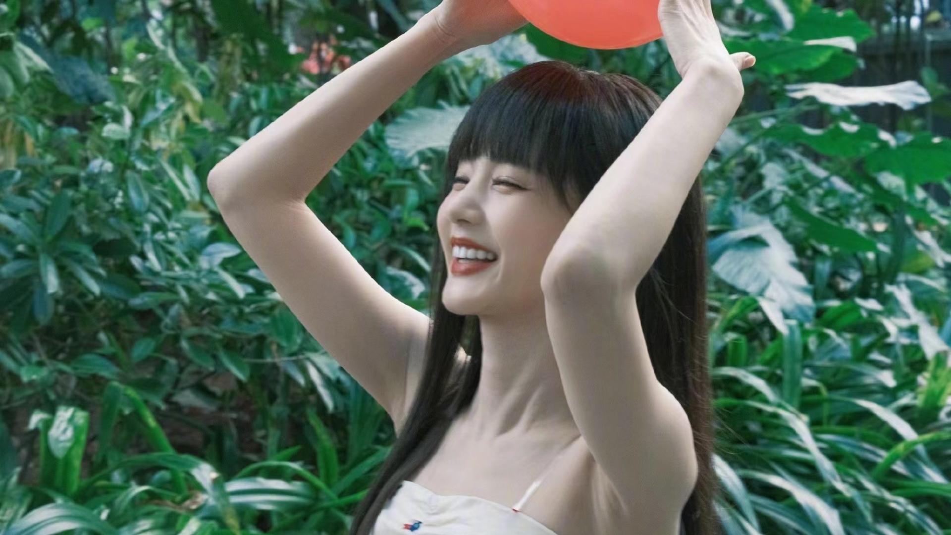 李一桐 李一桐度假风造型，抹胸碎花裙搭齐刘海发型，清纯甜美似初恋！