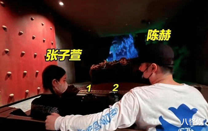 陈赫携妻女回上戏，师弟师妹争先合影，39岁张子萱被赞像大学生