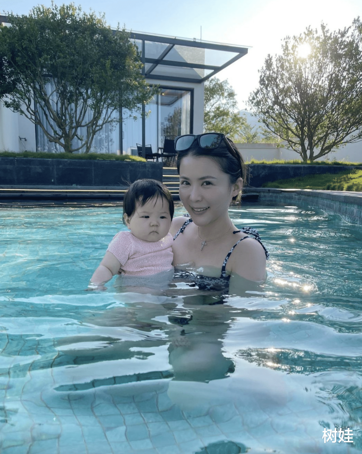 39岁港姐产女后补办婚礼,退圈后生活富贵,丈夫曾是上市公司主席