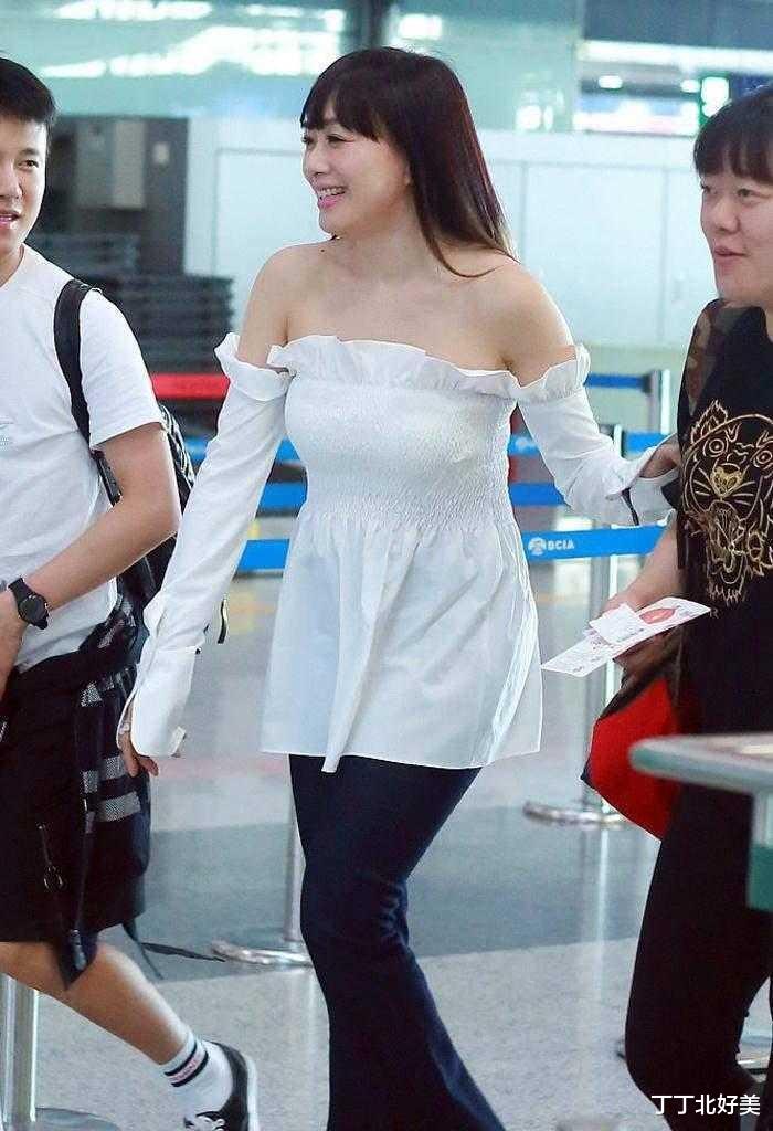 钟丽缇减肥成功剪了刘海,穿露肩上衣+喇叭裤,53岁像换了副身材