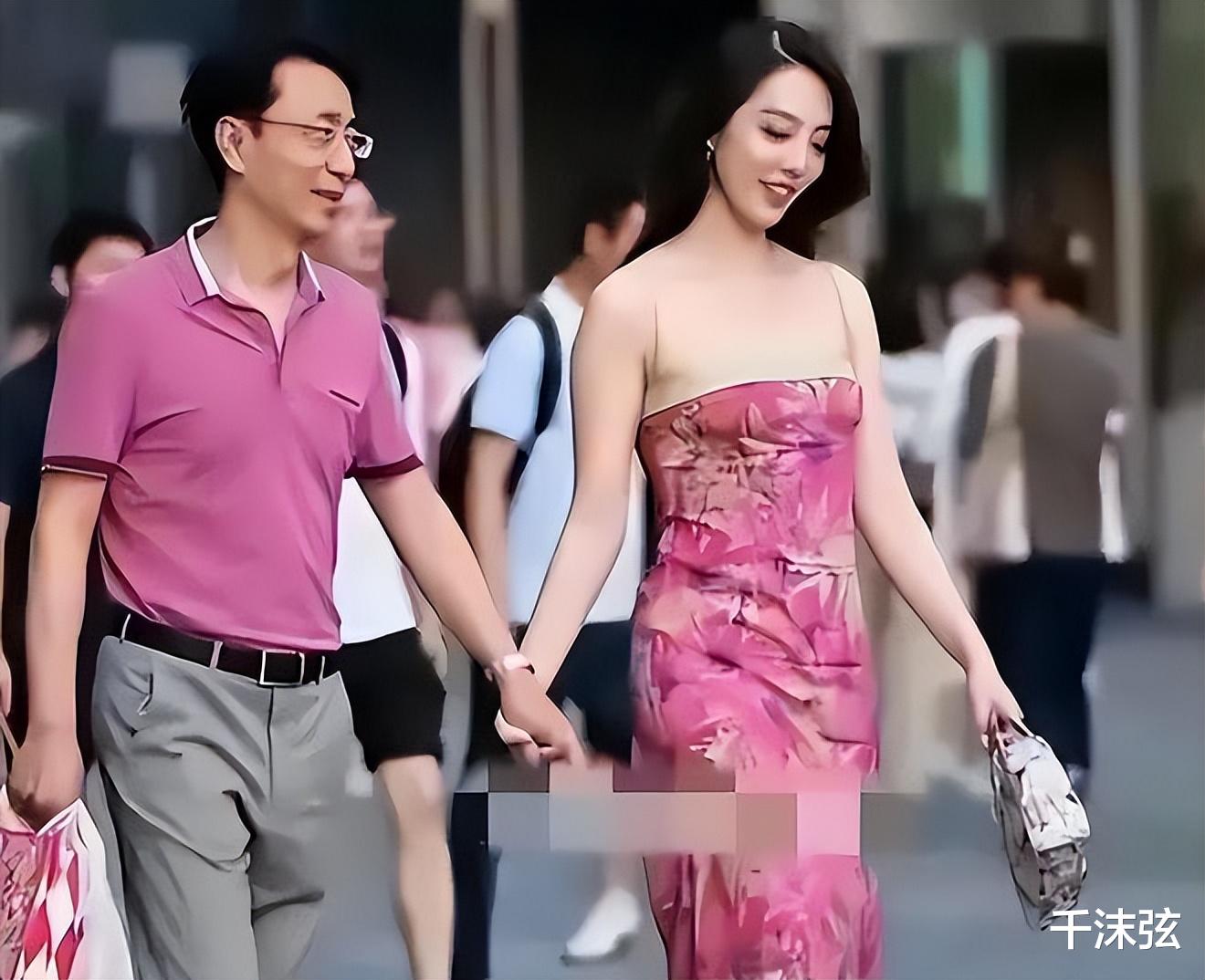 “牵手门”董思槿近况:穿衣保守、眼神无光,疑似将财产转移国外