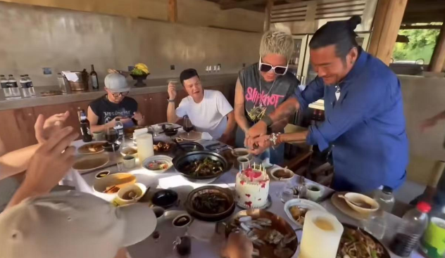 孙兴与富婆女友农村庆生,甜蜜秀恩爱,女方白发寸头酷似蓝心湄