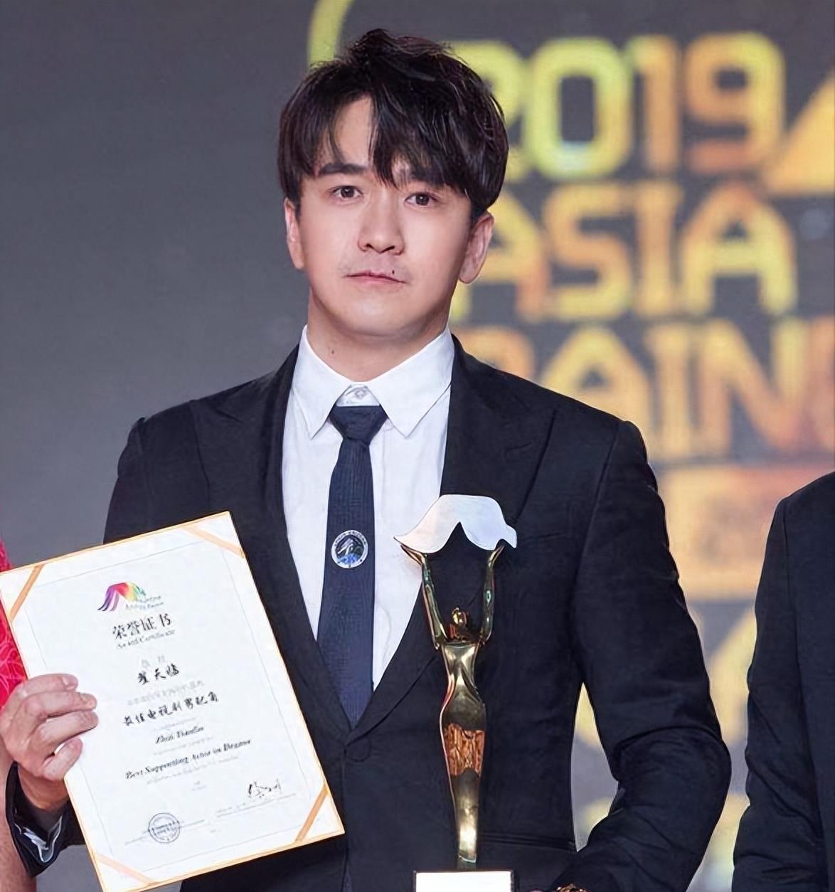 惨遭央媒怒批,目不识丁、德不配位,这几位文盲明星凭什么长红?